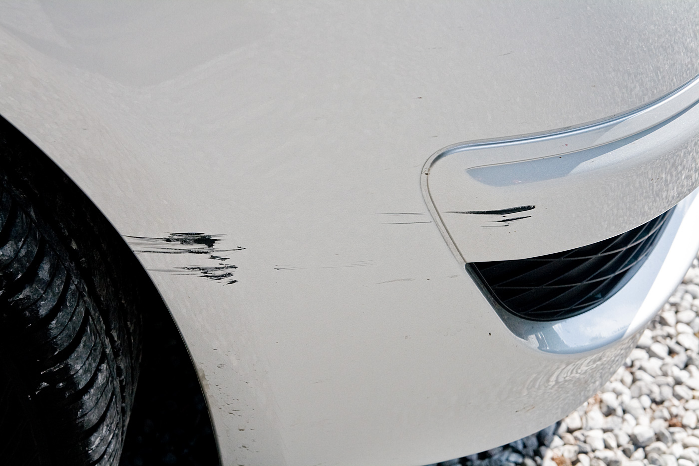 How to remove light scratches from your car?
