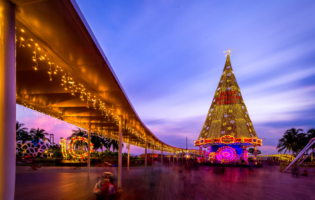 Christmas-tree-mechanical-Carousel-themed-light-show-at-VivoCity-Singapore