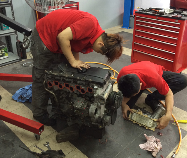 How do you become a qualified mechanic in Singapore?