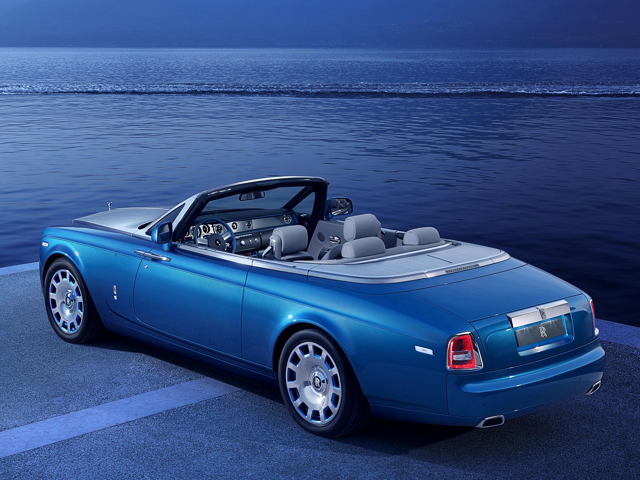 Rolls-Royce Phantom Drophead Coupe: the Apex of Luxury