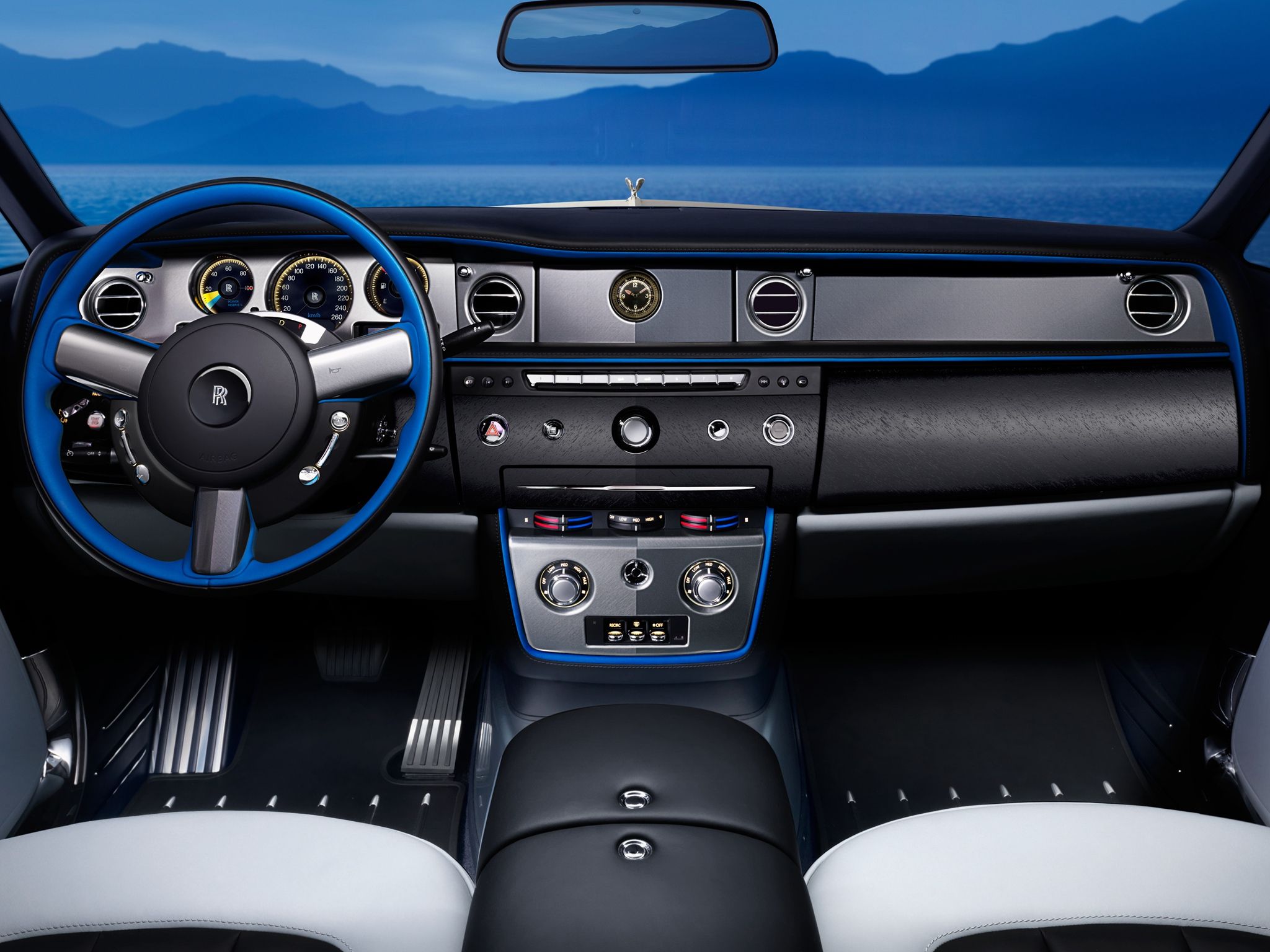 Rolls-Royce Phantom Drophead Coupe: the Apex of Luxury