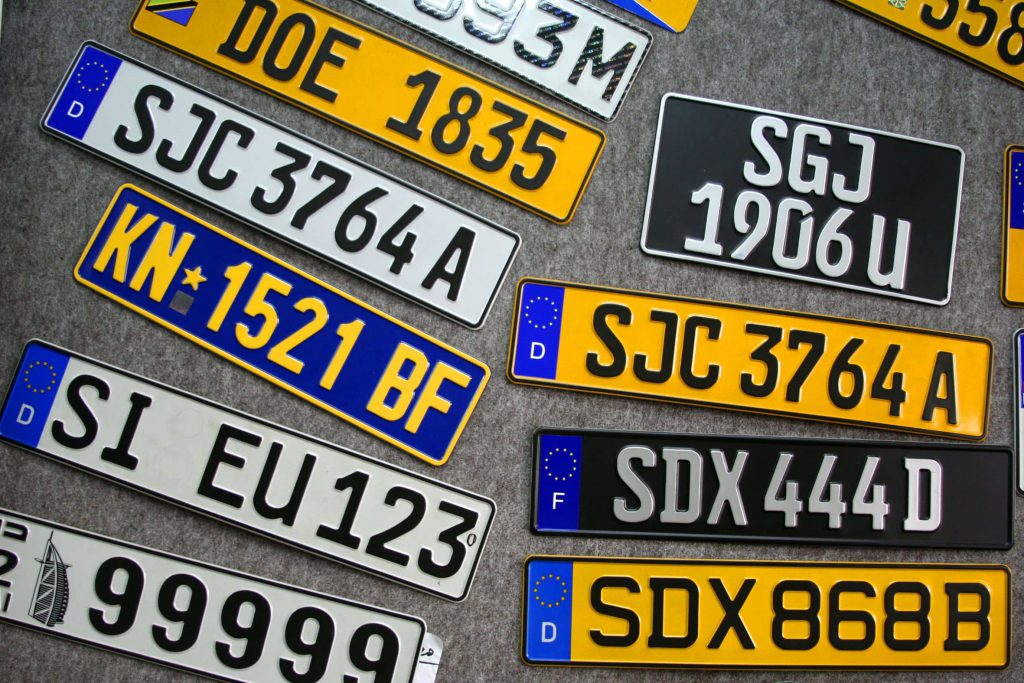 retain car plate