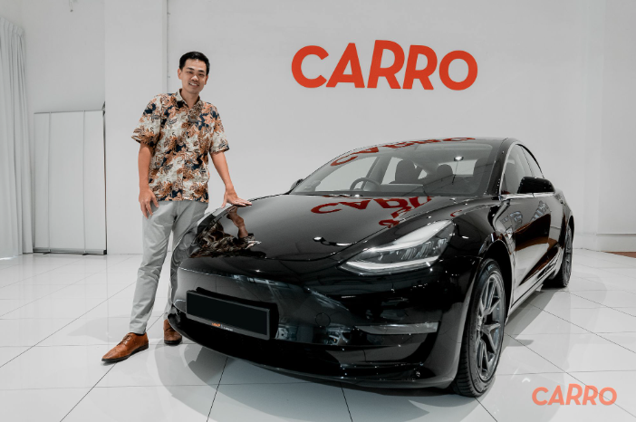 CEO Aaron poses in Carro showroom